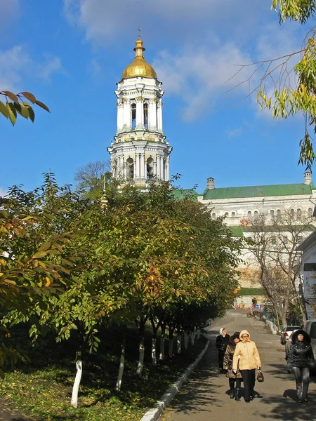 Pohled na velkou zvonici Kyjeva-Pechersk Lavra ze strany nedalekých jeskyní — Stock fotografie