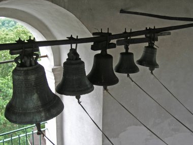 Kilise çan kulesinde çanlar