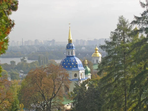 キエフのドニエプルの背景にあるヴィドゥビツキー修道院のドーム — ストック写真