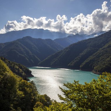 Georgia Svaneti dağ nehir gözetleme kuleleri