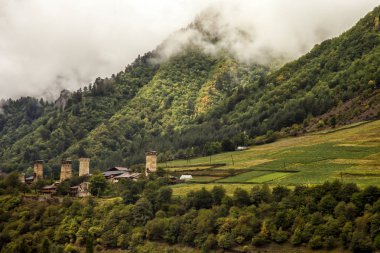 Georgia Svaneti dağ nehir gözetleme kuleleri