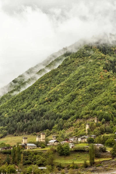 Georgia Svaneti berg rivier wachttorens — Stockfoto