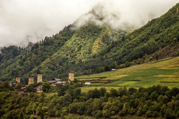 Georgia Svaneti berg rivier wachttorens — Stockfoto
