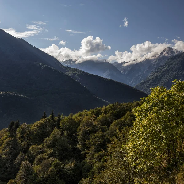 Georgia Svaneti torres de vigilancia del río de montaña — Foto de Stock