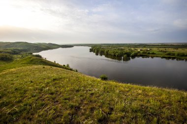 Manzara göl bulutlar çim sabah
