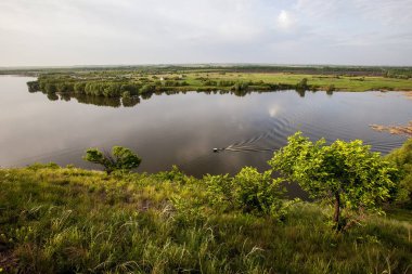 Manzara göl bulutlar çim sabah