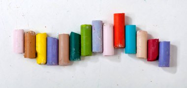 renkli tebeşirler kümesi