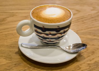 tazza di cappuccino al bar