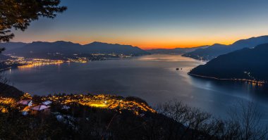 tramonto invernale sul lago