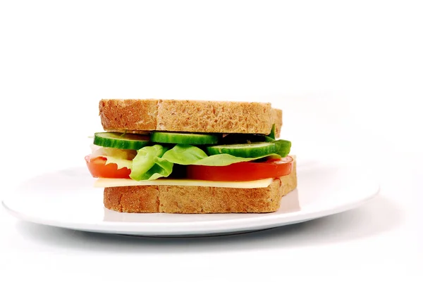 Здоровий бутерброд з шинкою з сиром, помідорами на білому тлі — стокове фото