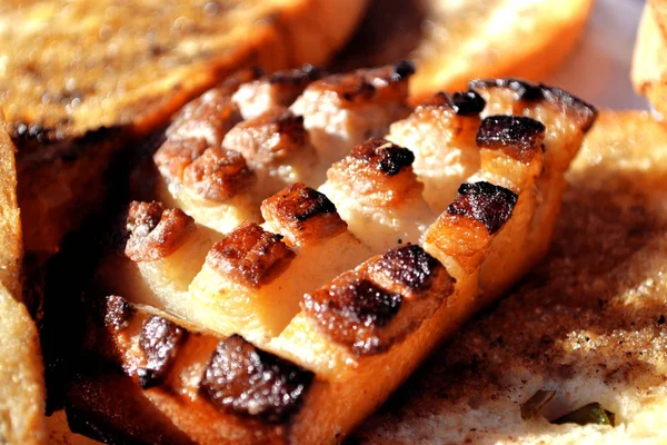 Bacon skär med bröd — Stockfoto