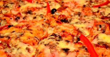 domates, salam ve zeytin pizza
