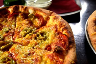 Bütün İtalyan pizza malzemelerle ahşap masa üzerinde 