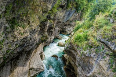 Dağ nehri vadide
