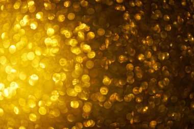 Soyut bir fotograf. Karanlık bir sırtüstü neşeli altın ışıklar