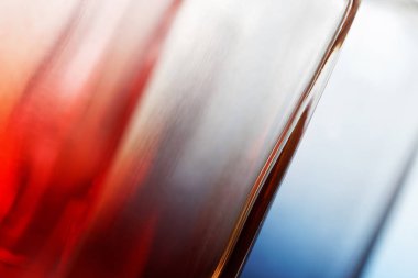 Renkli şeffaf cam yüzeylerden soyutlama.