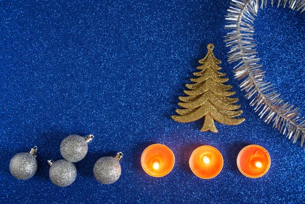 Gyllene julgran, silver dekorationer, tinsel och festlig bu — Stockfoto