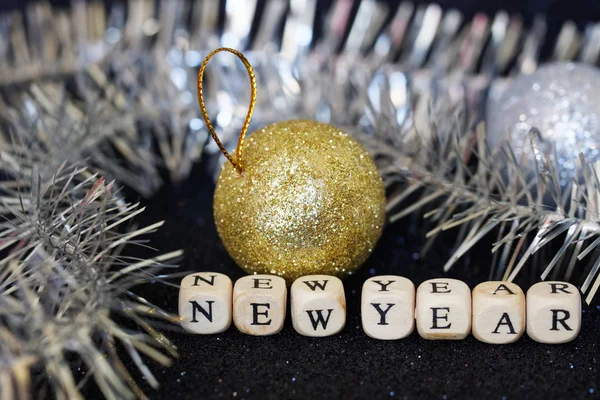 Würfel mit der Aufschrift Neujahr auf goldenem Hintergrund — Stockfoto