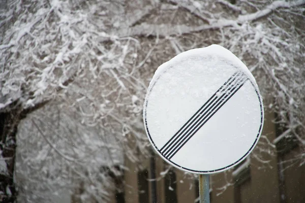 Snowbound road sign: national speed limit applies against a snow — Stock Photo, Image