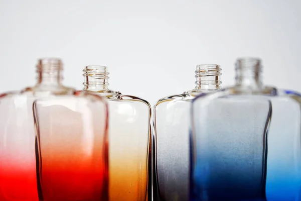 Пример цветовой диффузии. Прозрачные разноцветные бутылки — стоковое фото