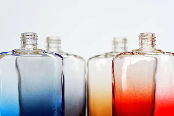Верхняя часть разноцветных стеклянных бутылок для парфюмерии или Liq — стоковое фото