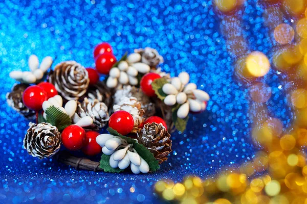 Новогодние украшения - ягоды и ветви падуба, а также — стоковое фото