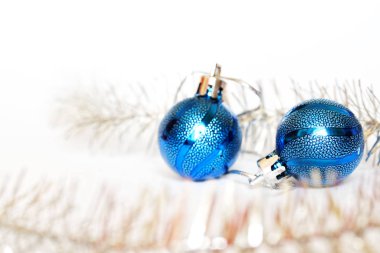 İki mavi top ve süs. Klasik Noel süslemeleri.