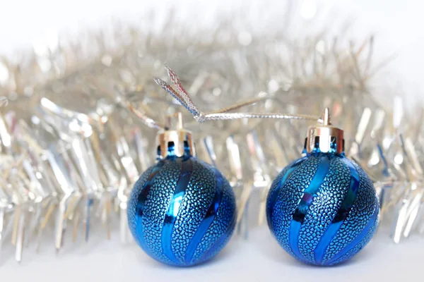 Серебряная мишура и два голубых шара - классические рождественские украшения — стоковое фото