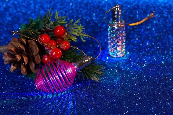 Классические новогодние украшения: мигающие рождественские огни, Холли Би — стоковое фото