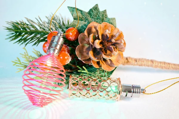 Decorações para o Ano Novo: ramos e bagas de um azevinho, s — Fotografia de Stock