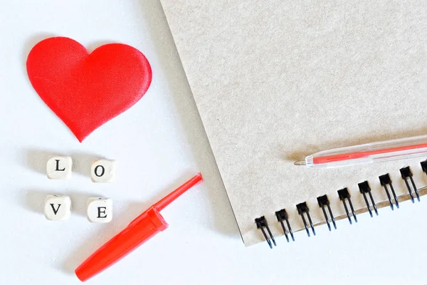 Red heart and the inscription love next to a fountain pen and no — Stock Photo, Image