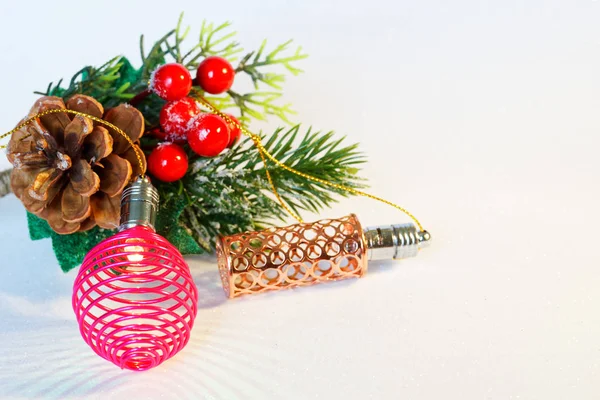 Dekoration av blinkande julbelysning och grenar och bär — Stockfoto