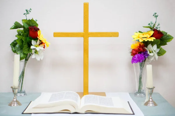 Mesa para una biblia en una iglesia católica rústica. Velas y artefactos —  Fotos de Stock