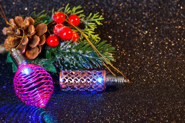 Decoração de luzes de Natal piscando, bagas de azevinho e cones — Fotografia de Stock