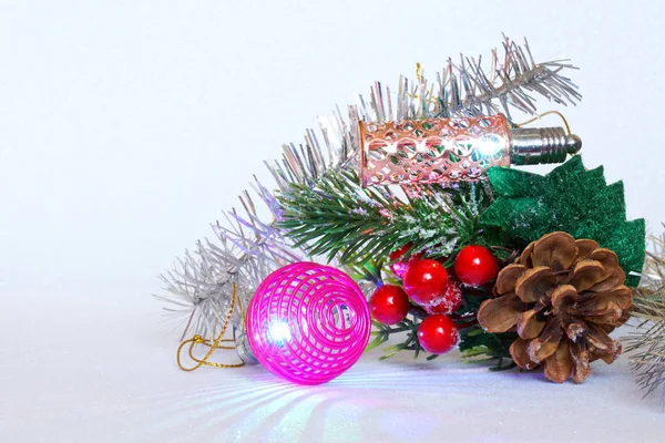 Nyår dekorationer och leksaker: bär och blad av en järnek, Le — Stockfoto