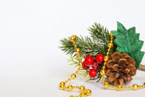 Adornos y juguetes navideños: bayas y hojas de acebo, sno — Foto de Stock