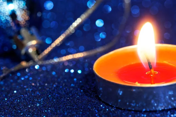 Brandende kaars en blauwe bal - klassieke nieuwjaarsdecoraties op een — Stockfoto