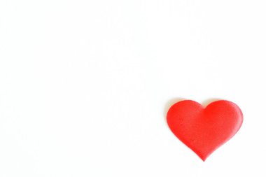Beyaz arka planda kırmızı ipek kalp. Minimalist bir konsept