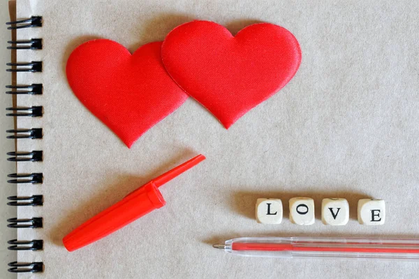 Two red silk hearts with a fountain pen and notepad made of ecol — Stock Photo, Image