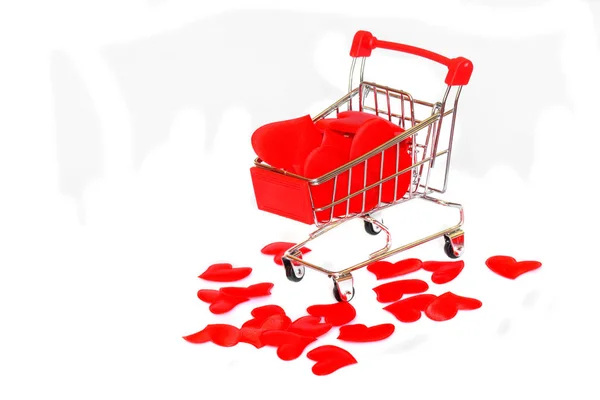 Ένα καροτσάκι σούπερ μάρκετ γεμάτο κόκκινες καρδιές. Ψώνια για τον Βέηλεν — Φωτογραφία Αρχείου