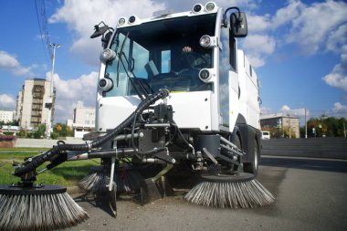 Özel bir araba - bir elektrikli süpürge ve şehri temizlemek için bir süpürge.