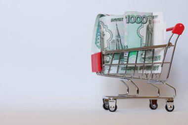 Marketten gelen araba Rus kağıt rublesiyle dolu. Purc