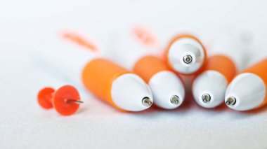 İki tonlu, beyaz, kırmızı, dolma kalemler açık bir yüzeye uzanıyor.