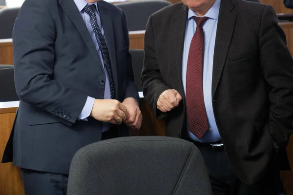 Informal negotiations between two politicians or businessmen bef — Stock Photo, Image