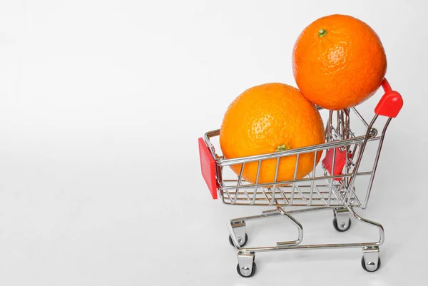 Carro del supermercado con mandarinas naranjas maduras. Saludable f — Foto de Stock