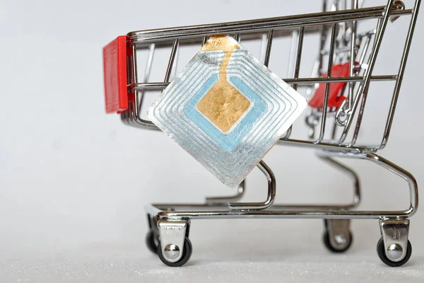 Carrello del supermercato e tag RFID. Prevenzione del taccheggio. Merci — Foto Stock
