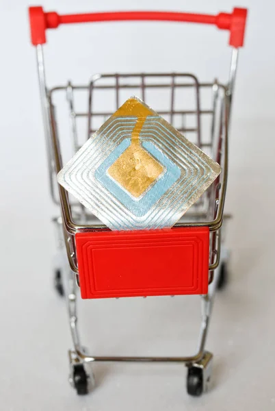 The metal trolley from the supermarket, in which lies the RFID t — Stock Photo, Image