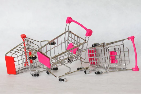 Carritos de supermercado rotos y abandonados con rueda descendente o — Foto de Stock