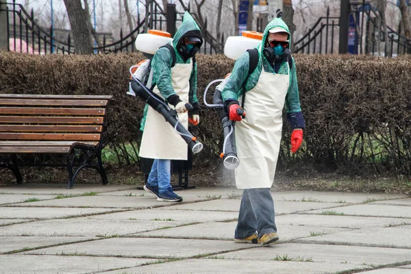 Arbetstagare Kemiska Skyddsdräkter Sanerar Stadsgata Eller Park Karantän Och Pandemi — Stockfoto