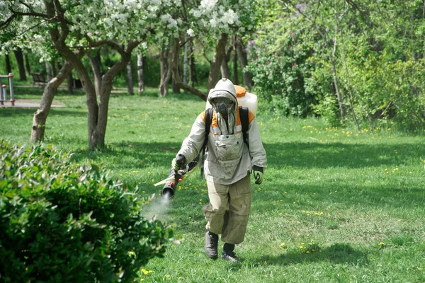 Человек Защитном Костюме Проводит Антиклещевое Лечение Городском Парке Распыление Репеллента — стоковое фото